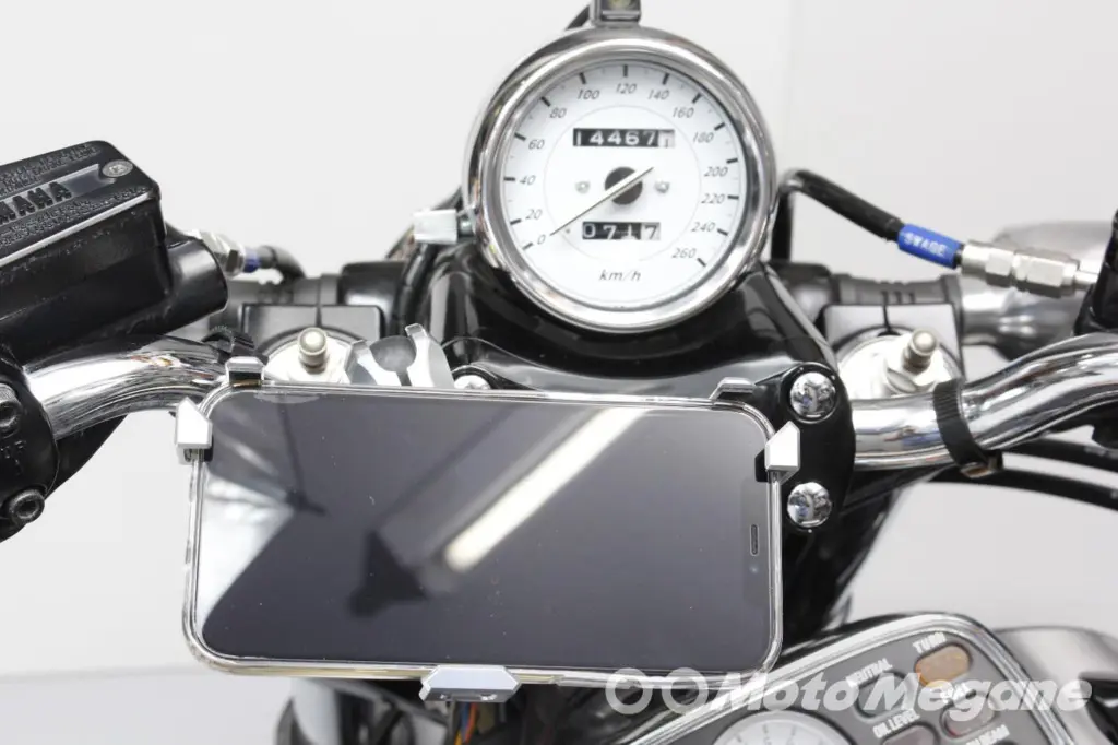 アルミ削り出しで他製品と一線を画す。高級バイクにマッチするスマホホルダー | 【モトメガネ】バイク・オートバイ|自動車・クルマ|キャンプのニュース情報