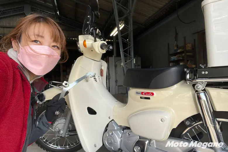 バイク女子がスーパーカブのバッテリー交換に挑戦！カスタムもして愛情マシマシ | 【モトメガネ】バイク・オートバイ|自動車・クルマ|キャンプのニュース情報