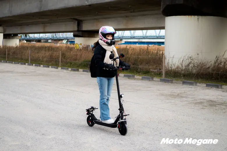 コスパが良すぎて衝動買い！バイク女子が電動キックボードに乗ってみた！ | 【モトメガネ】バイク・オートバイ|自動車・クルマ|キャンプのニュース情報