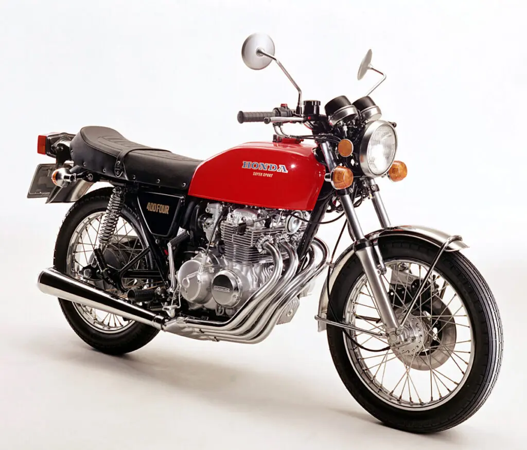 時代に翻弄された悲運のカフェレーサーCB400FOUR“ヨンフォア”の魅力！【70s旧車バイク戦国時代】 |  【モトメガネ】バイク・オートバイ|自動車・クルマ|キャンプのニュース情報