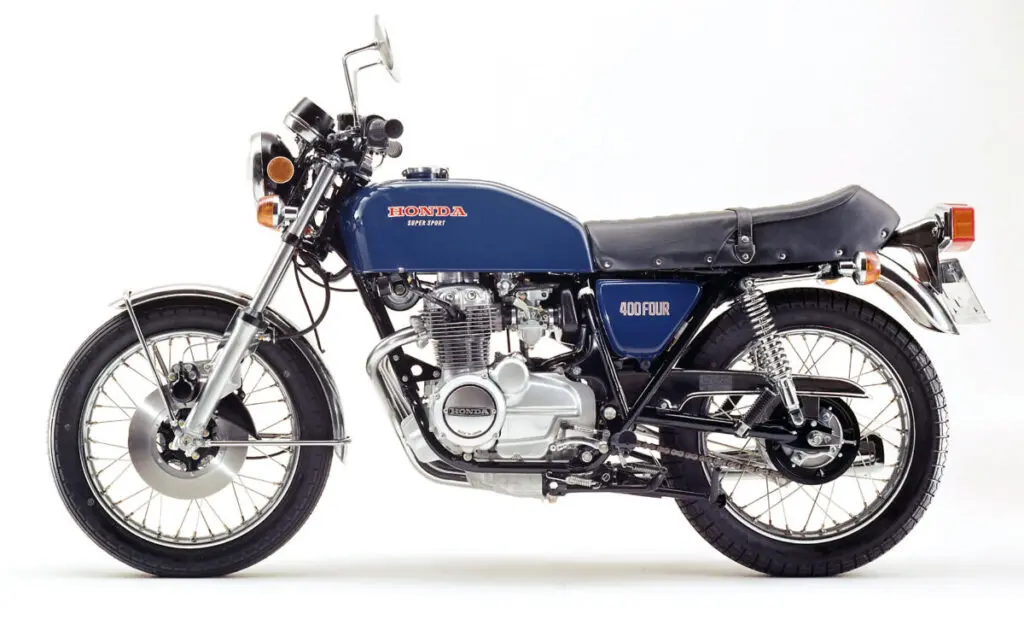 時代に翻弄された悲運のカフェレーサーCB400FOUR“ヨンフォア”の魅力！【70s旧車バイク戦国時代】 |  【モトメガネ】バイク・オートバイ|自動車・クルマ|キャンプのニュース情報