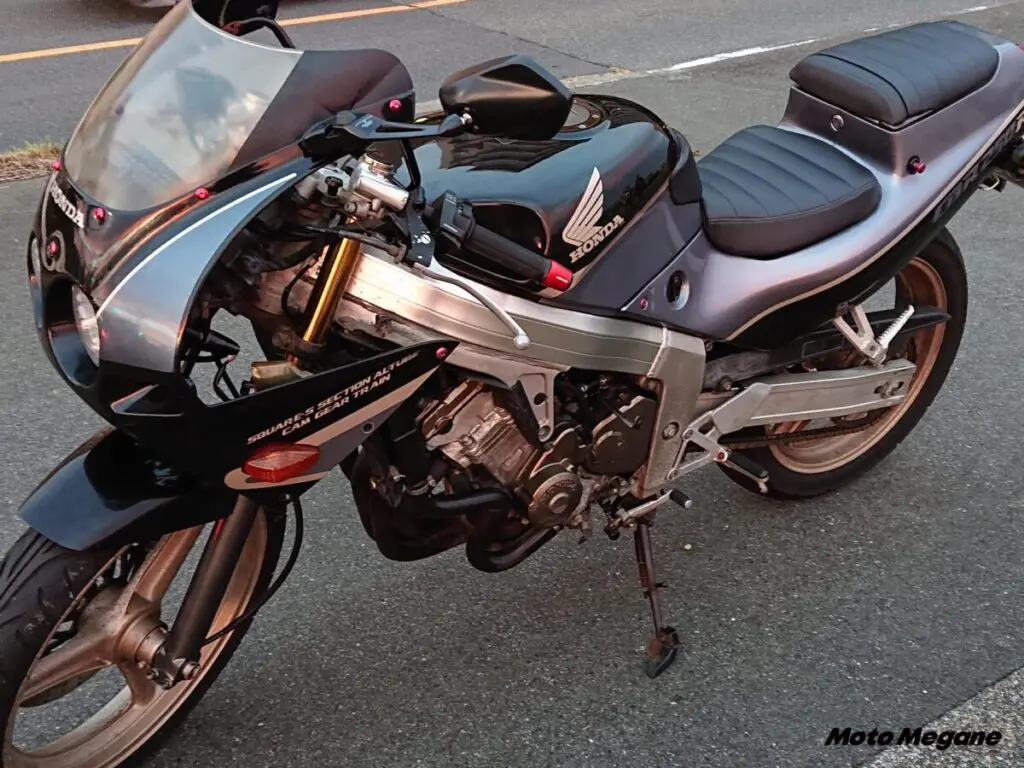 名車「CBR250R（1988年式）」のレストアで、メーカー廃番のシートを作成！ | 【モトメガネ】バイク・オートバイ |自動車・クルマ|キャンプのニュース情報