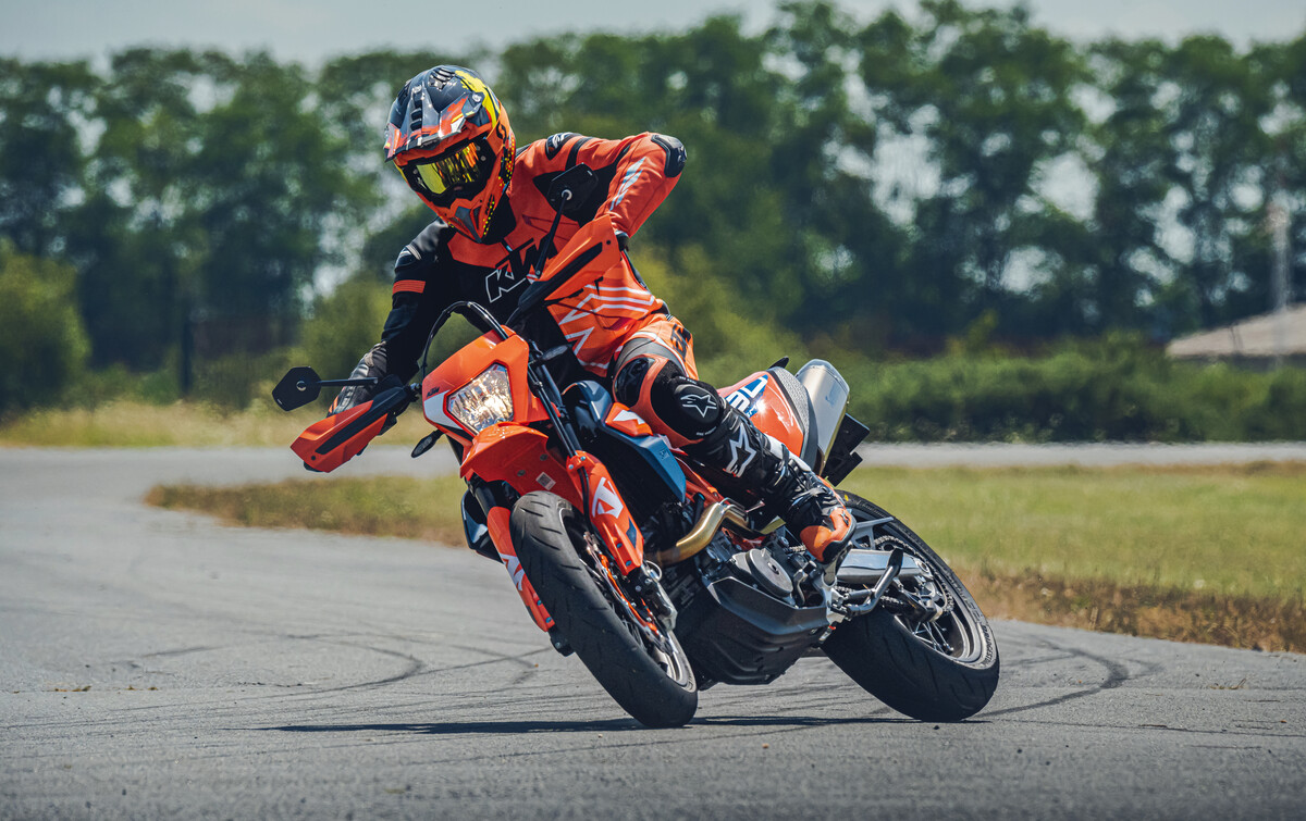 KTM MY2023ストリートモデルスーパーモト＆スポーツツアラーを発売