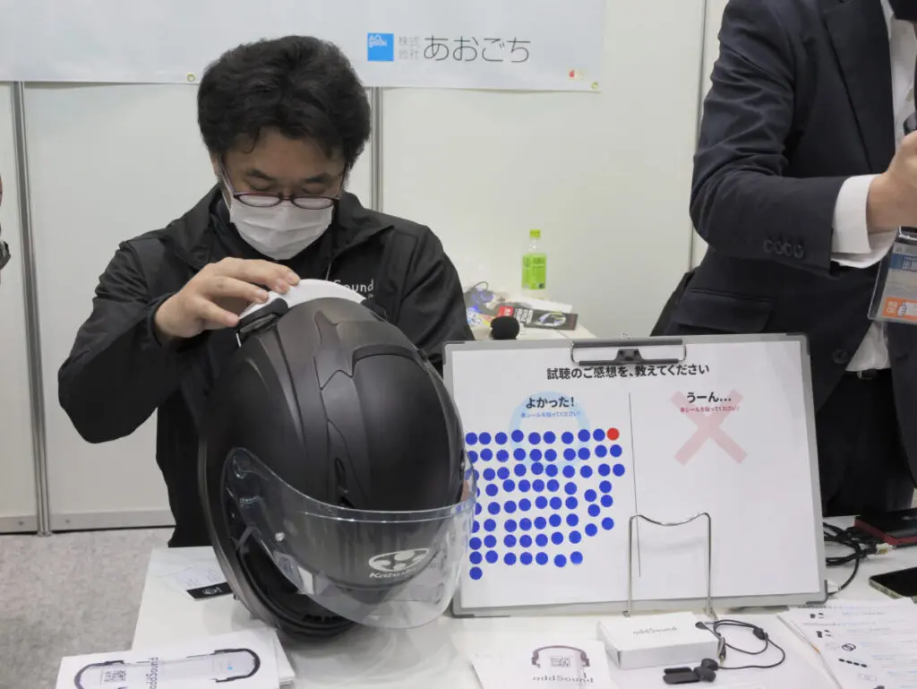 耳を圧迫しない！新ヘルメットスピーカーシステムaddSoundの世界を体感【東京モーターサイクルショー】 |  【モトメガネ】バイク・オートバイ|自動車・クルマ|キャンプのニュース情報