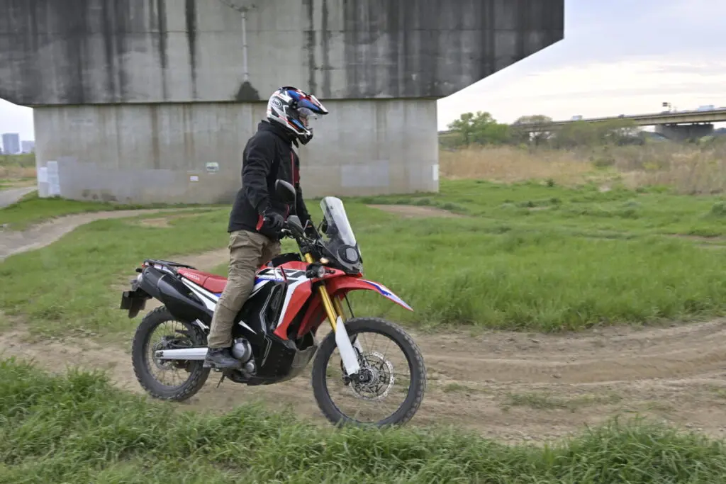 バイクでジャリ道を走ってみよう！その②「ダート走行の装備』 | 【モトメガネ】バイク・オートバイ|自動車・クルマ|キャンプのニュース情報