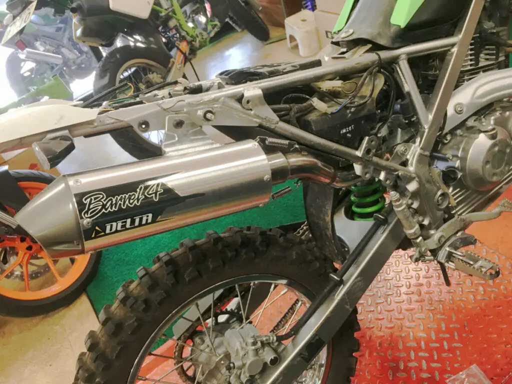 迫力あるサウンド！DELTA バレル4サイレンサー KLX125用【みんなのバイクパーツ紹介】 |  【モトメガネ】バイク・オートバイ|自動車・クルマ|キャンプのニュース情報