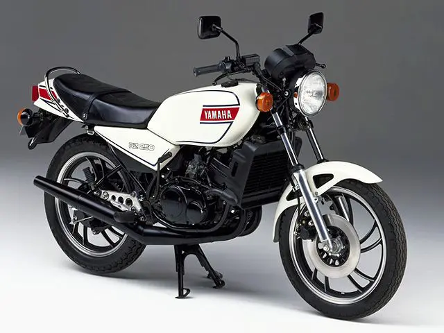 2サイクルパラレルツイン「R1-Z」、当時の風格を再現しリファイン！ | 【モトメガネ】バイク・オートバイ|自動車・クルマ|キャンプのニュース情報