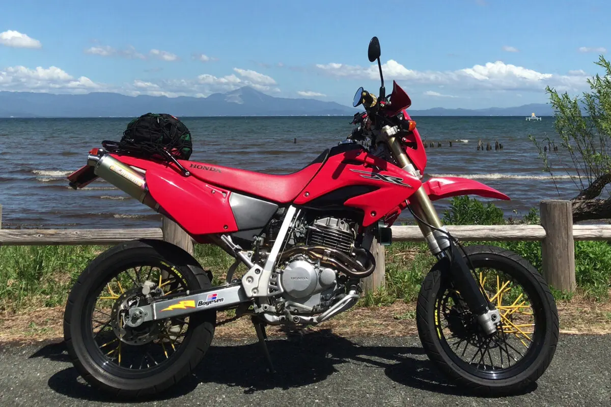 コンパクトで軽量！レスポンスの良さも魅力 XR250モタード【みんなのバイク】 | 【モトメガネ】バイク ・オートバイ|自動車・クルマ|キャンプのニュース情報