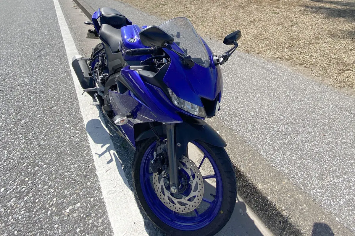 見た目も価格も妥協なし！街乗りも高速も気軽にこなす YZF-R15【みんなのバイク】 |  【モトメガネ】バイク・オートバイ|自動車・クルマ|キャンプのニュース情報