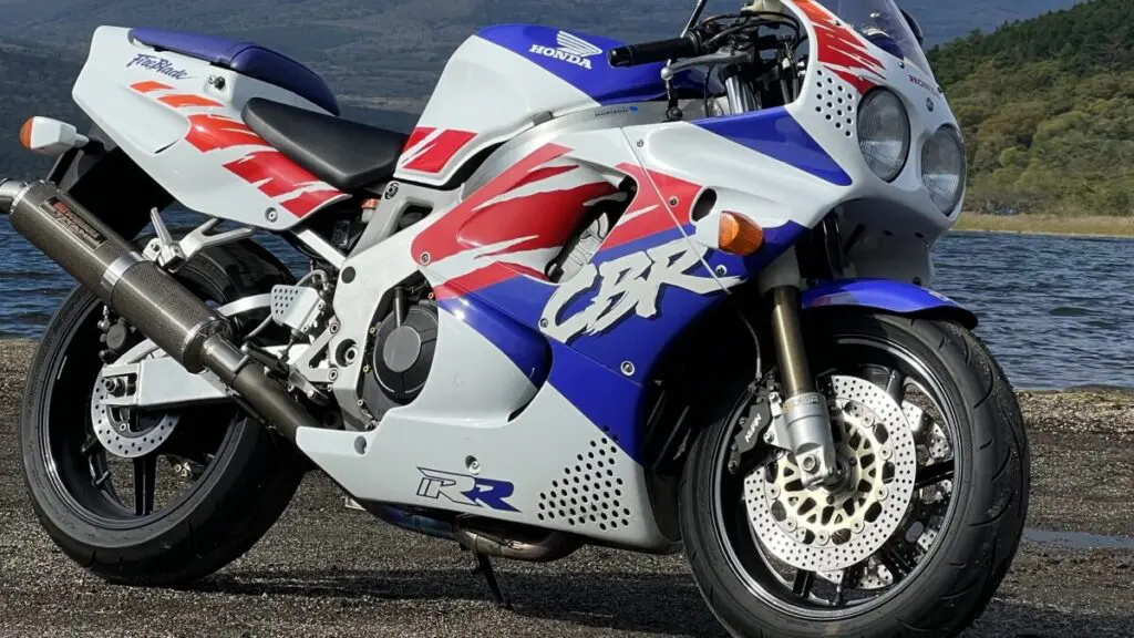 初代ならではのカラーと丸目ライトが魅力 父から譲り受けたCBR900RR FireBlade【みんなのバイク】 |  【モトメガネ】バイク・オートバイ|自動車・クルマ|キャンプのニュース情報