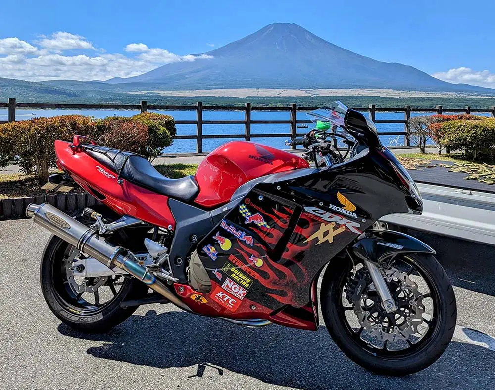 リターンを機に四気筒へ 疲れ知らずのCBR1100XX Super Blackbird【みんなのバイク】 |  【モトメガネ】バイク・オートバイ|自動車・クルマ|キャンプのニュース情報