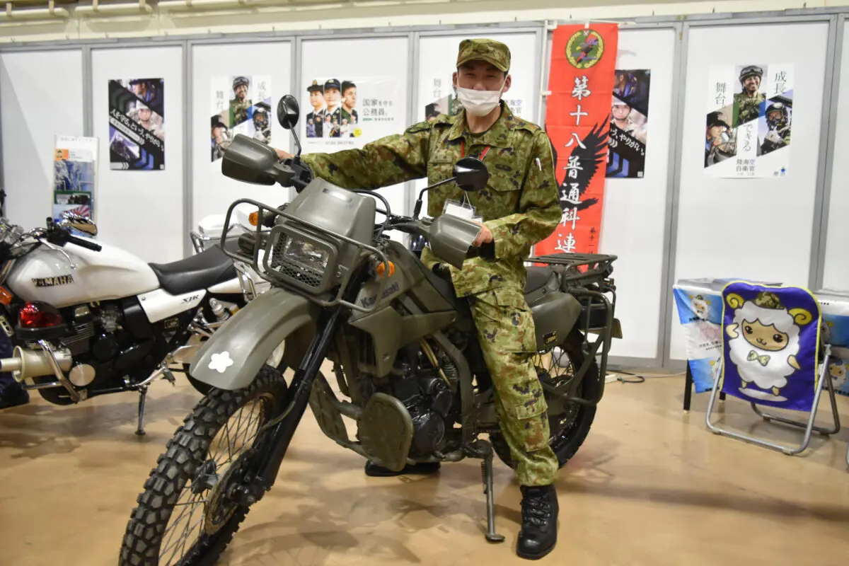 陸上自衛隊で大活躍！ カワサキKLX250 ベースの『偵察用オートバイ』を徹底解剖 | 【モトメガネ】バイク・オートバイ |自動車・クルマ|キャンプのニュース情報