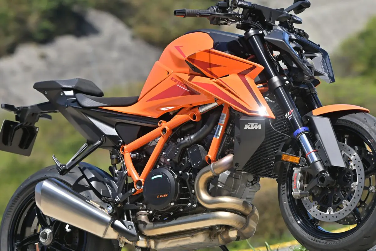 最新電子デバイスを搭載したKTMのフラッグシップネイキッド。排気量もアップし、KTM 1390 SUPER DUKE R EVOへと進化！ |  【モトメガネ】バイク・オートバイ|自動車・クルマ|キャンプのニュース情報