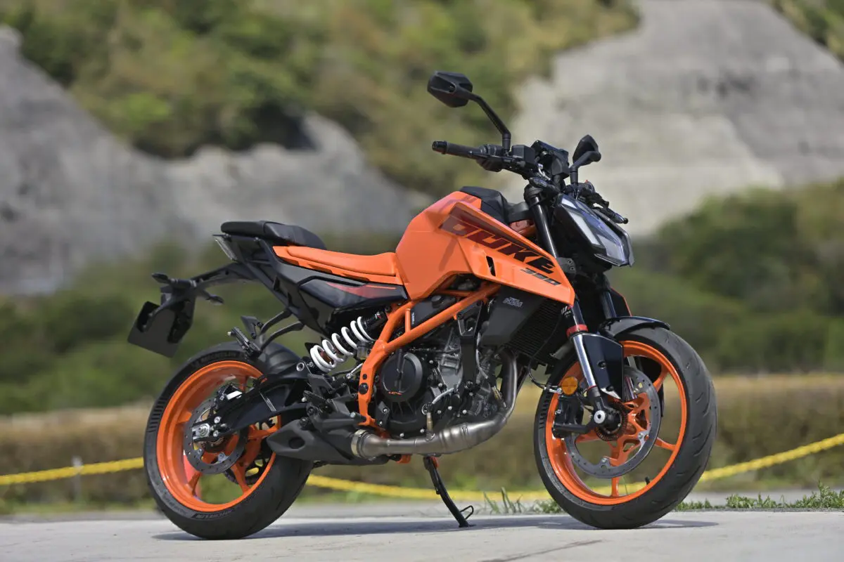 装備を充実し、エンジンはパワーアップ！ フルモデルチェンジしたKTM 390 DUKEが速い |  【モトメガネ】バイク・オートバイ|自動車・クルマ|キャンプのニュース情報