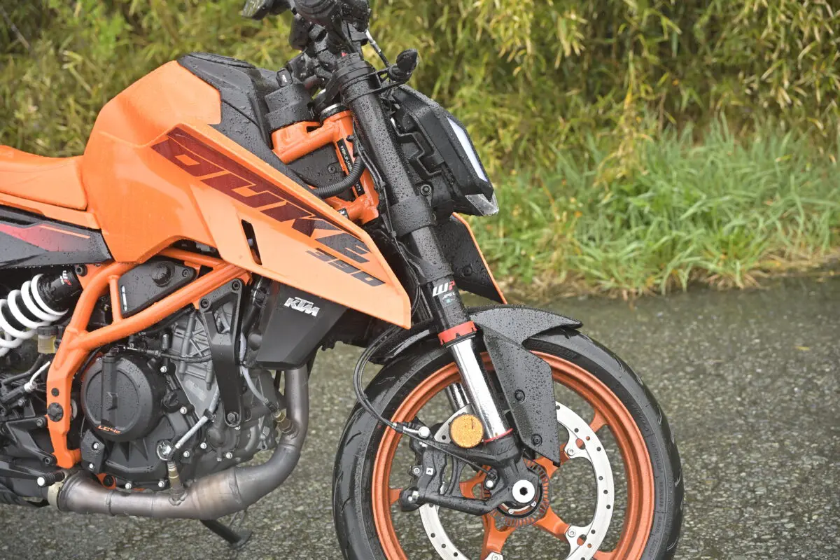 装備を充実し、エンジンはパワーアップ！ フルモデルチェンジしたKTM 390 DUKEが速い |  【モトメガネ】バイク・オートバイ|自動車・クルマ|キャンプのニュース情報