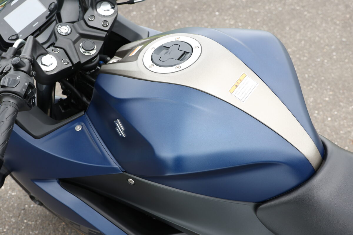 ビギナーもリターンライダーも扱いやすい！ 素直な操縦性が魅力のスズキ「ジクサーSF250」