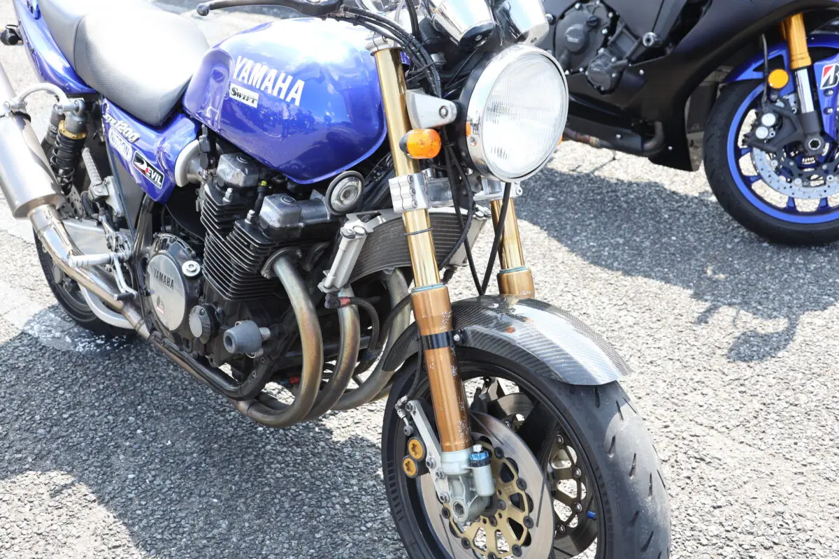 全域に渡って紳士的（？）な加速を味わえるバランスの取れたカスタム ヤマハ XJR1200 |  【モトメガネ】バイク・オートバイ|自動車・クルマ|キャンプのニュース情報