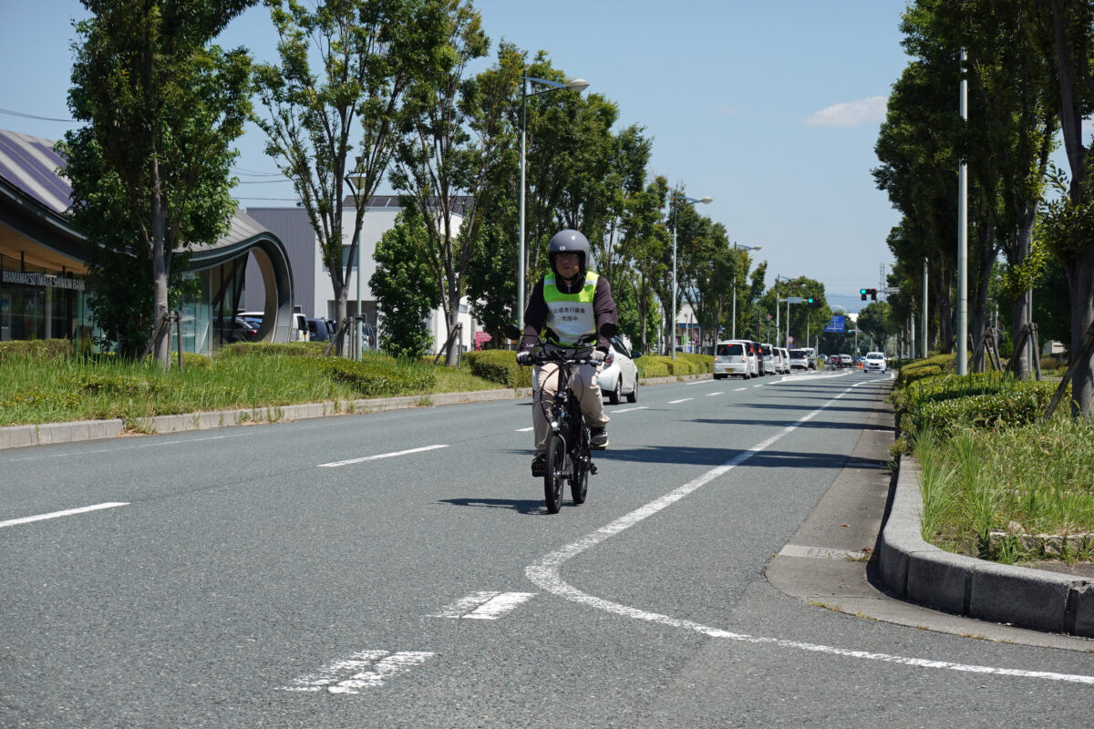 2024年6月に実施した公道走行調査の様子。e-poは見た目は自転車だが車両区分としては原付一種のためヘルメットを着用し、クルマやバイクと同じ車道を走る必要がある。自転車専用レーン（自転車専用通行帯）があるような場合も車道を走らねばならず、都市部では自転車と思われたのか邪魔扱いされることもあったとか…。