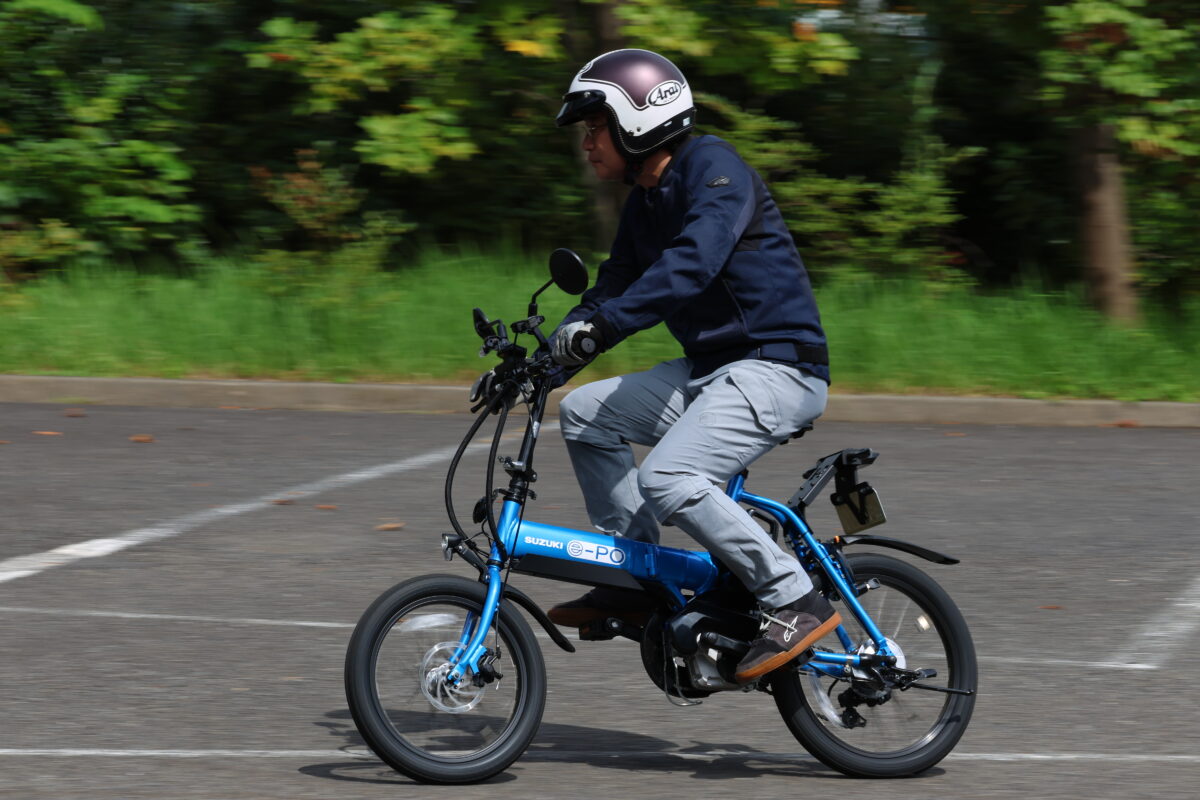 50ccの乗り物というよりはスロットルを捻ると進む自転車という雰囲気。