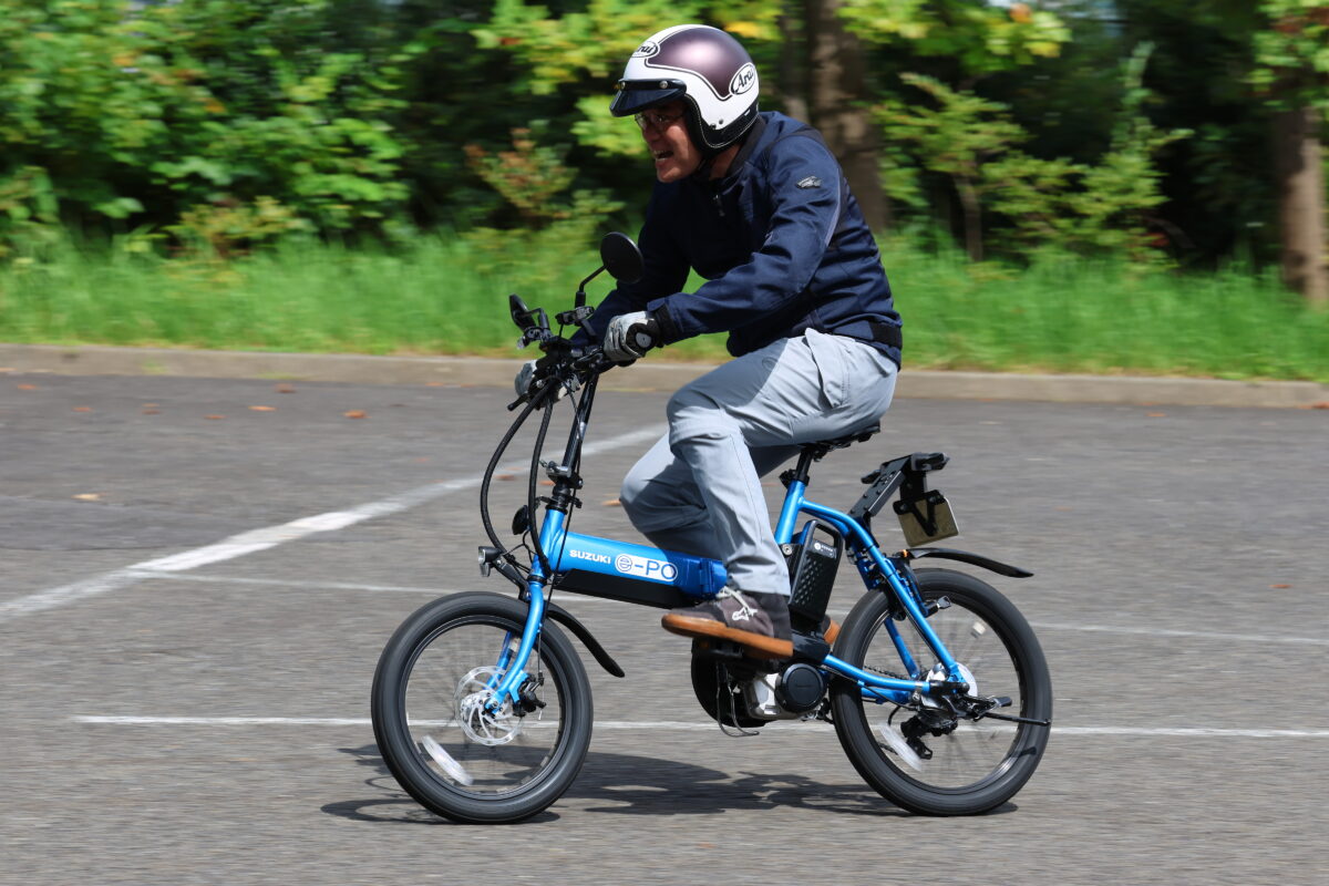 e-poのペダルは軽く、普通の折り畳み自転車として使えそう。