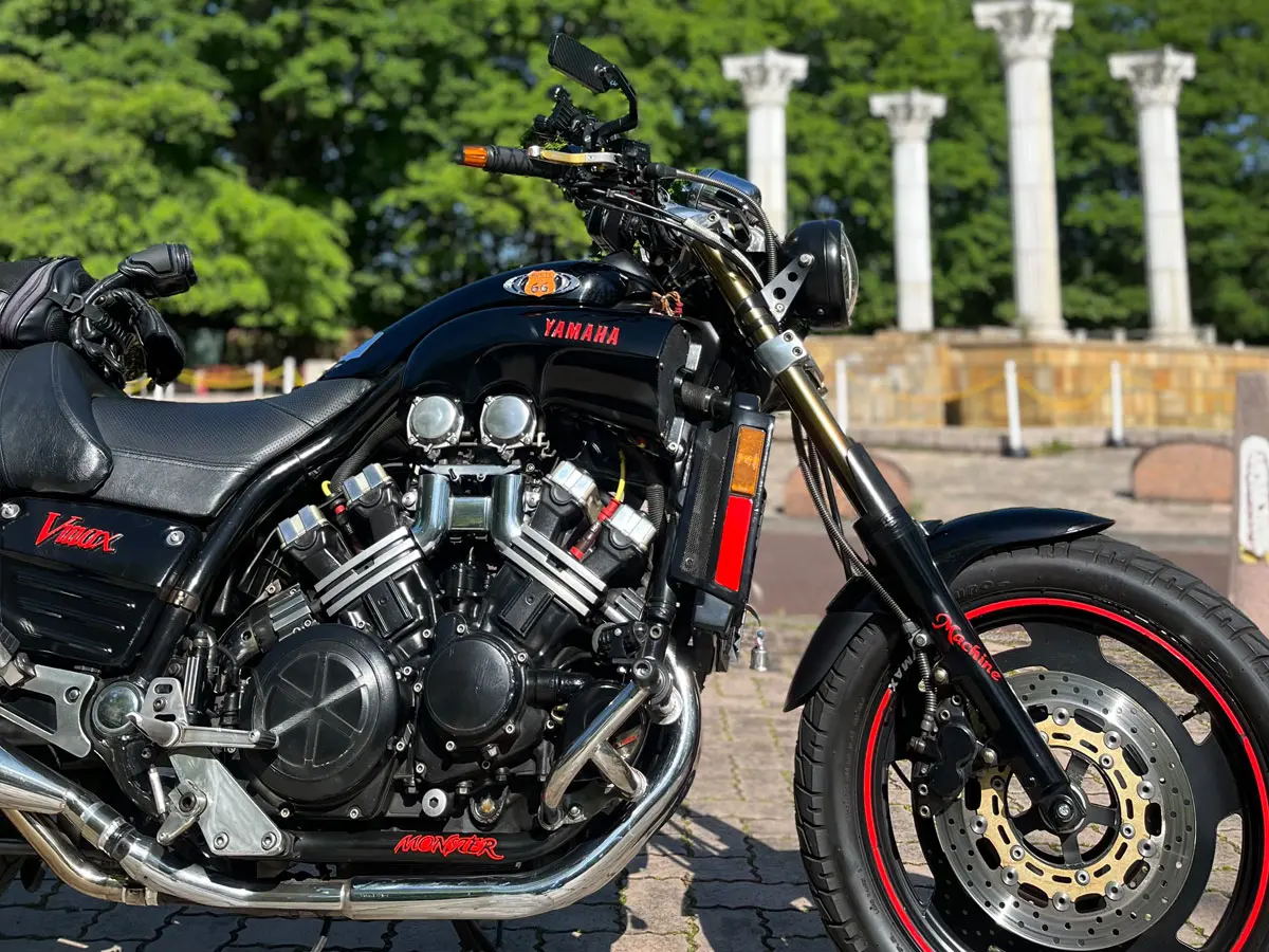 Vブーストのジャジャ馬っぷりが最高に癖になる ヤマハ VMAX | 【モトメガネ】バイク・オートバイ|自動車・クルマ|キャンプのニュース情報