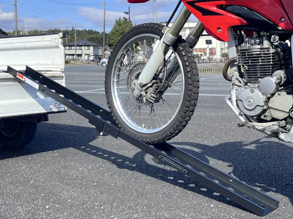 ハイエース・軽トラ乗り要チェック！超軽量ラダーレールでバイク積載効率を最大化しよう | 【モトメガネ】バイク ・オートバイ|自動車・クルマ|キャンプのニュース情報